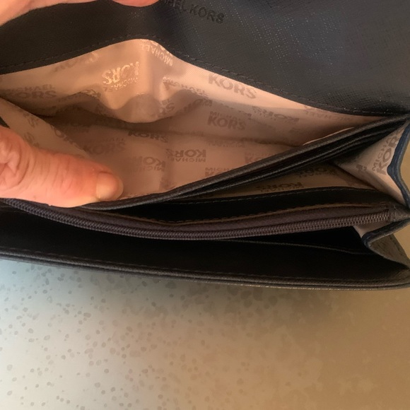 Michael KORS, Blue pebble leather wallet, many many compartments, snap closure. - Picture 5 of 8